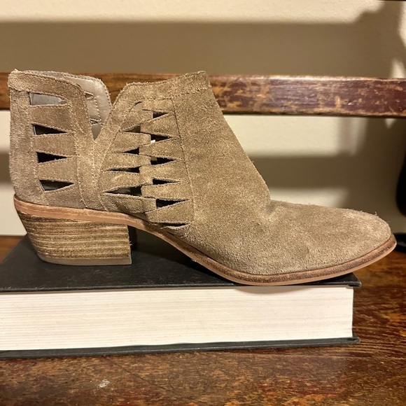 Vince Camuto Peera Tan Suede Cutout Ankle Booties Boots - Picture 3 of 13